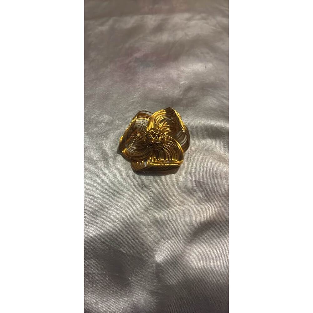 Gold Toned Wire Wrapped Flower Brooch
Item#115